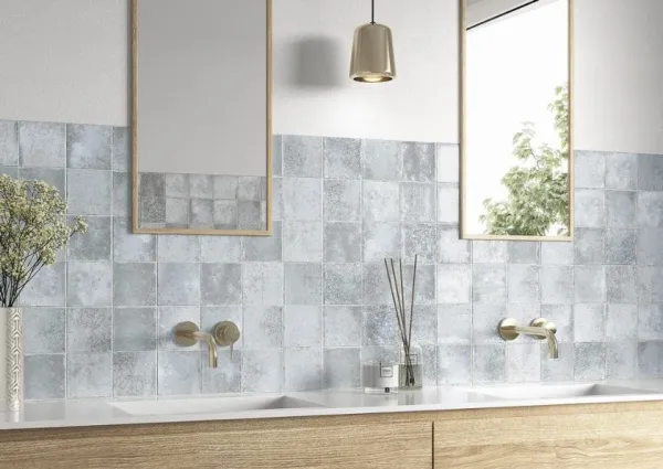 Baño con azulejos efecto monocolor en tonos fríos, colección Nissel de Mayolica