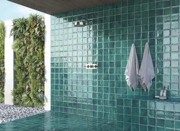 Baño con azulejos efecto monocolor en tonos fríos, colección Nissel de Mayolica
