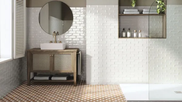 Baño con azulejos efecto monocolor en tonos cálidos, colección Nour de Ape
