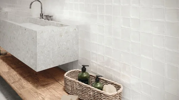 Baño con azulejos efecto monocolor en tonos neutros, colección Nour de Ape