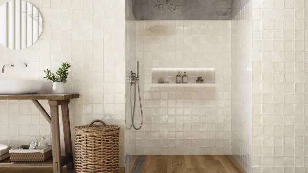 Baño con azulejos efecto monocolor en tonos cálidos, colección Nour de Ape