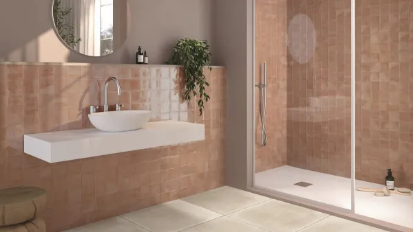Baño con azulejos efecto monocolor en tonos cálidos, colección Nour de Ape
