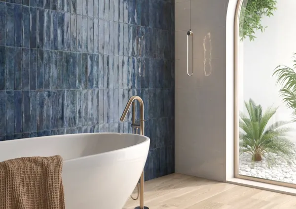 Baño con azulejos efecto monocolor en tonos fríos, colección Nuance de Colorker