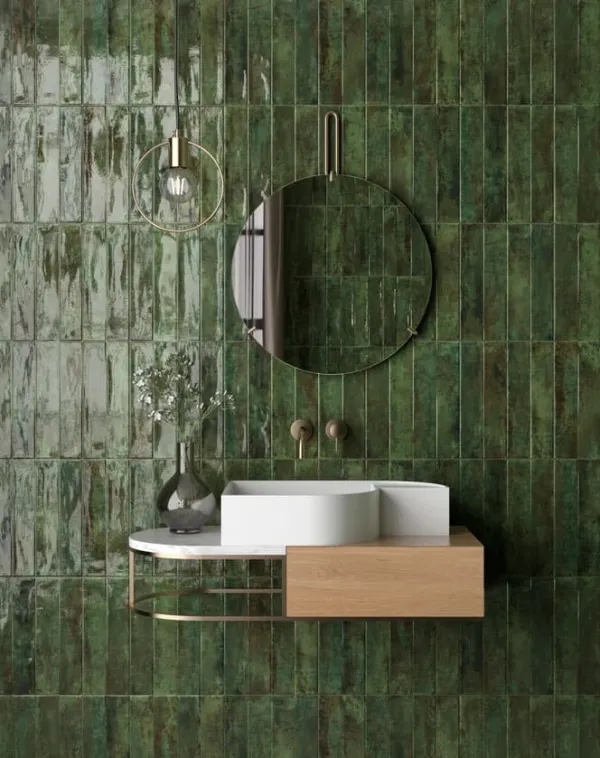 Baño con azulejos efecto monocolor en tonos fríos, colección Nuance de Colorker