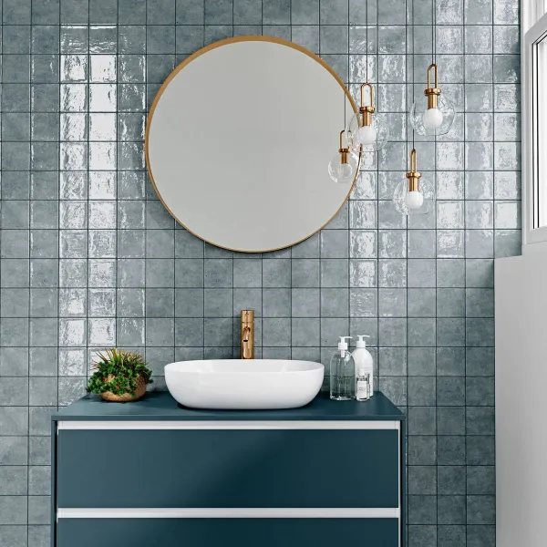 Baño con azulejos efecto monocolor en tonos fríos, colección Nuance de Ribesalbes