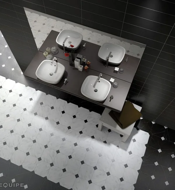 Baño con azulejos efecto monocolor en tonos neutros, colección Octagon de Equipe