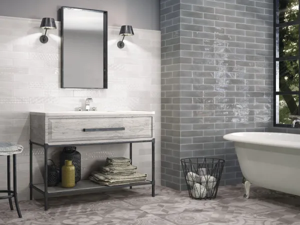 Baño con azulejos efecto monocolor en tonos neutros, colección Opal de Cifre
