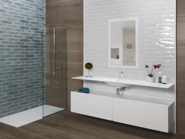 Baño con azulejos efecto monocolor en tonos fríos, colección Opal de Cifre