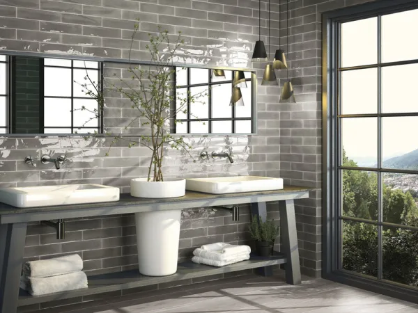 Baño con azulejos efecto monocolor en tonos neutros, colección Opal de Cifre