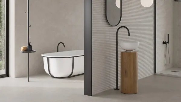 Baño con azulejos efecto monocolor en tonos neutros, colección Origin de Fanal