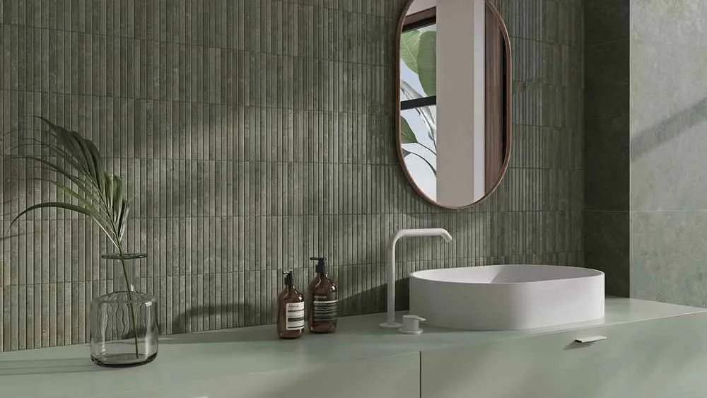 Baño con azulejos efecto monocolor en tonos fríos, colección Origin de Fanal