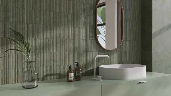 Baño con azulejos efecto monocolor en tonos fríos, colección Origin de Fanal