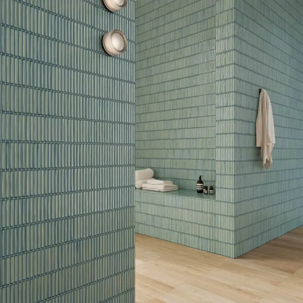 Baño con azulejos efecto monocolor en tonos fríos, colección Osaka bars de DNA Tiles