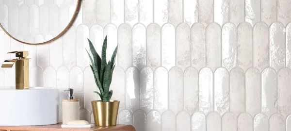 Baño con azulejos efecto monocolor en tonos neutros, colección Palmetto de Natucer