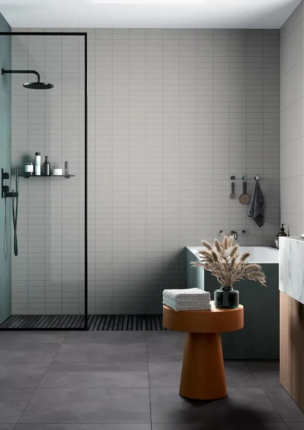 Baño con azulejos efecto monocolor en tonos neutros, colección Pastelli de Alfa Lux