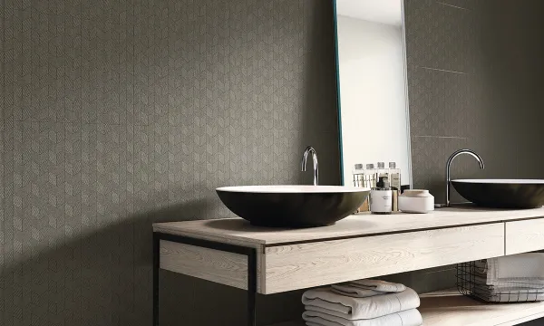 Baño con azulejos efecto monocolor en tonos neutros, colección Pearl de Fanal