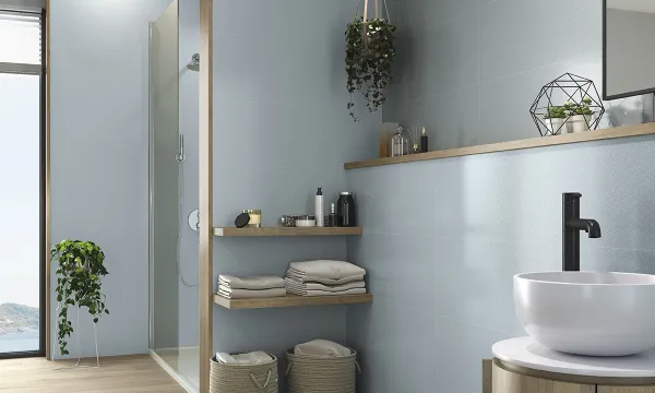 Baño con azulejos efecto monocolor en tonos fríos, colección Pearl de Fanal