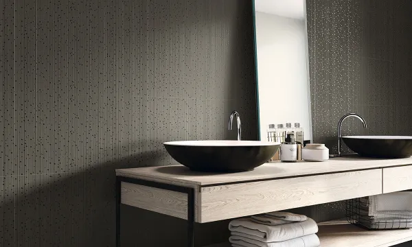 Baño con azulejos efecto monocolor en tonos neutros, colección Pearl de Fanal