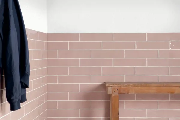 Baño con azulejos efecto monocolor en tonos cálidos, colección Poitiers de Harmony