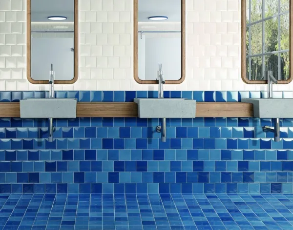 Baño con azulejos efecto monocolor en tonos fríos, colección Pool de Natucer