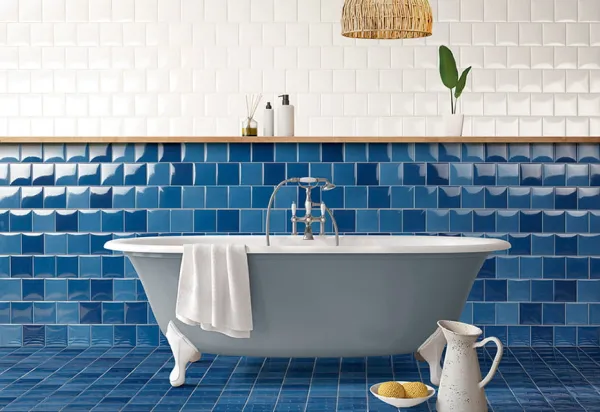 Baño con azulejos efecto monocolor en tonos fríos, colección Pool de Natucer