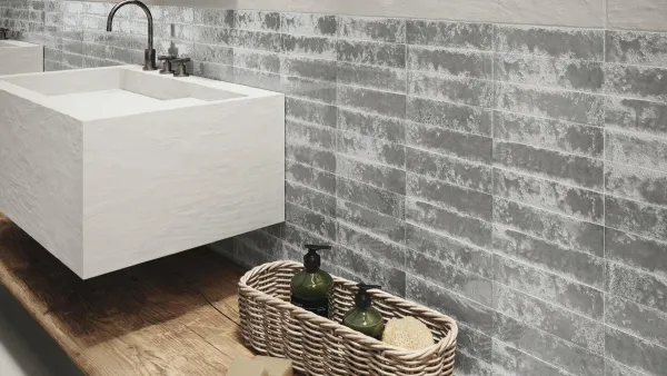 Baño con azulejos efecto monocolor en tonos neutros, colección Pukka de Ape