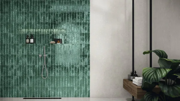 Baño con azulejos efecto monocolor en tonos fríos, colección Pukka de Ape