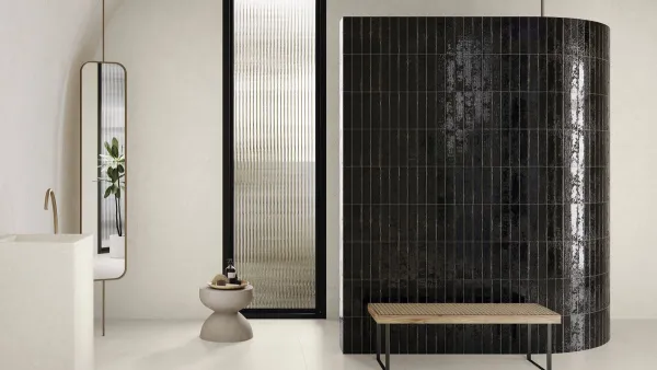 Baño con azulejos efecto monocolor en tonos neutros, colección Pukka de Ape