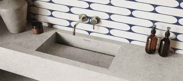 Baño con azulejos efecto monocolor en tonos neutros, colección Rado de Aparici