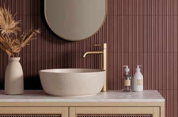 Baño con azulejos efecto monocolor en tonos cálidos, colección Rainbow de Harmony