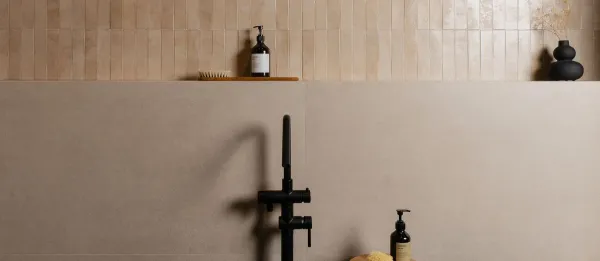Baño con azulejos efecto monocolor en tonos cálidos, colección Raku de Argenta