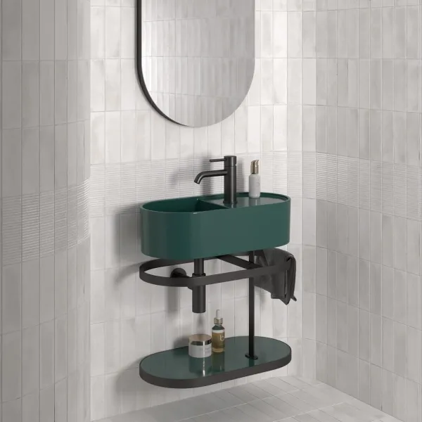 Baño con azulejos efecto monocolor en tonos neutros, colección Raku de Equipe