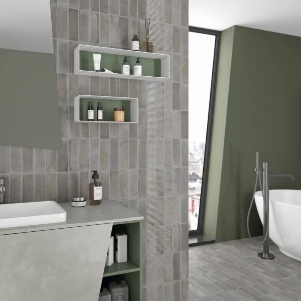 Baño con azulejos efecto monocolor en tonos neutros, colección Raku de Equipe