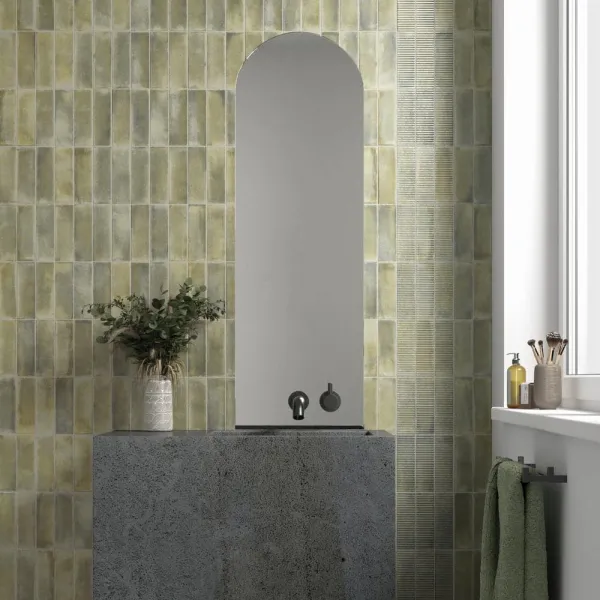 Baño con azulejos efecto monocolor, colección Raku de Equipe