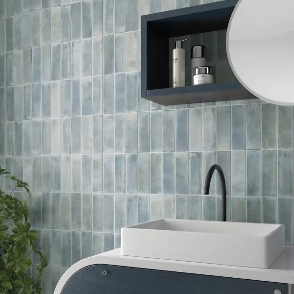 Baño con azulejos efecto monocolor en tonos fríos, colección Raku de Equipe