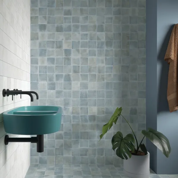 Baño con azulejos efecto monocolor en tonos fríos, colección Raku de Equipe