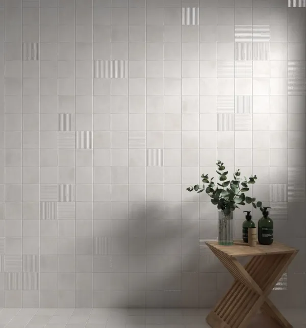Baño con azulejos efecto monocolor en tonos neutros, colección Raku de Equipe