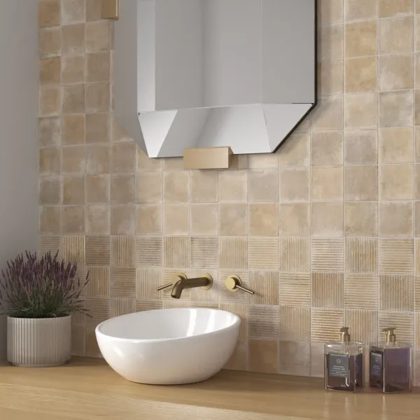 Baño con azulejos efecto monocolor en tonos cálidos, colección Raku de Equipe