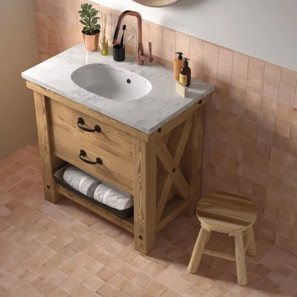 Baño con azulejos efecto monocolor en tonos cálidos, colección Raku de Equipe