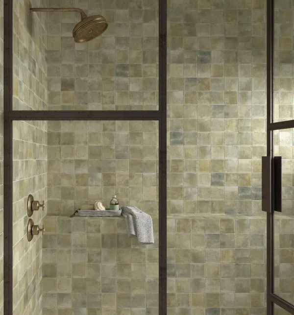 Baño con azulejos efecto monocolor, colección Raku de Equipe
