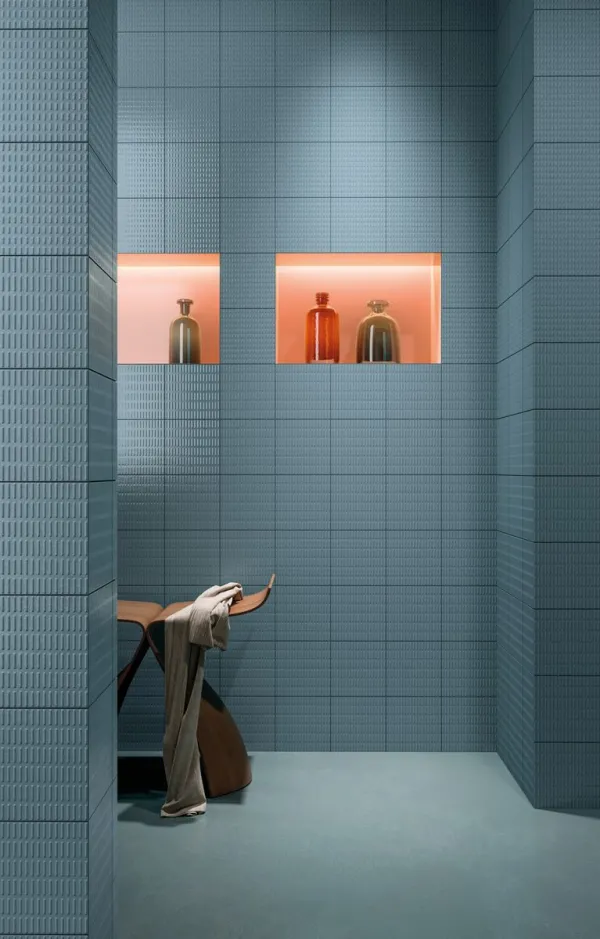 Baño con azulejos efecto monocolor en tonos fríos, colección Relief de Harmony