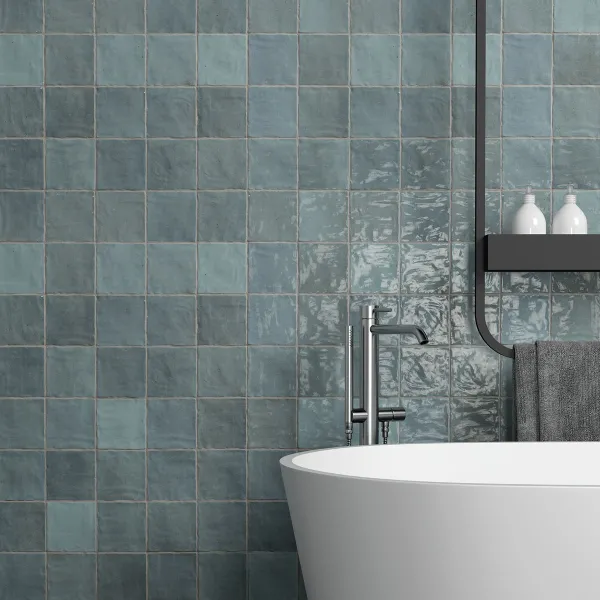 Baño con azulejos efecto monocolor en tonos fríos, colección Riad de Harmony