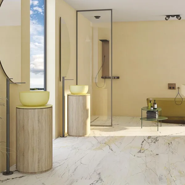 Baño con azulejos efecto monocolor en tonos cálidos, colección Ritmo de Vives