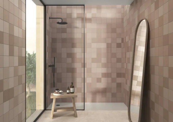 Baño con azulejos efecto monocolor en tonos cálidos, colección Rubik de Harmony