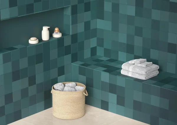 Baño con azulejos efecto monocolor en tonos fríos, colección Rubik de Harmony