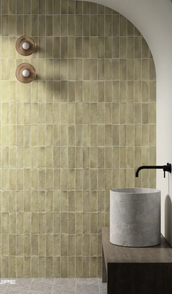 Baño con azulejos efecto monocolor en tonos cálidos, colección Sabbia de Equipe
