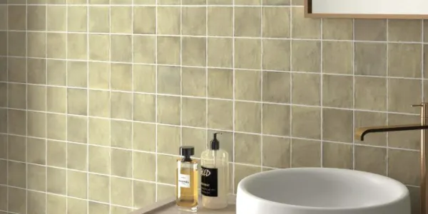 Baño con azulejos efecto monocolor, colección Sabbia de Equipe