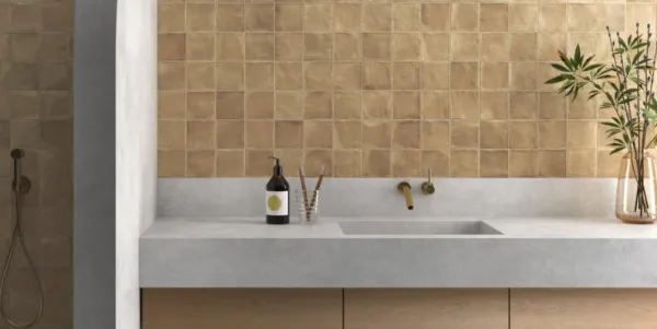 Baño con azulejos efecto monocolor en tonos cálidos, colección Sabbia de Equipe