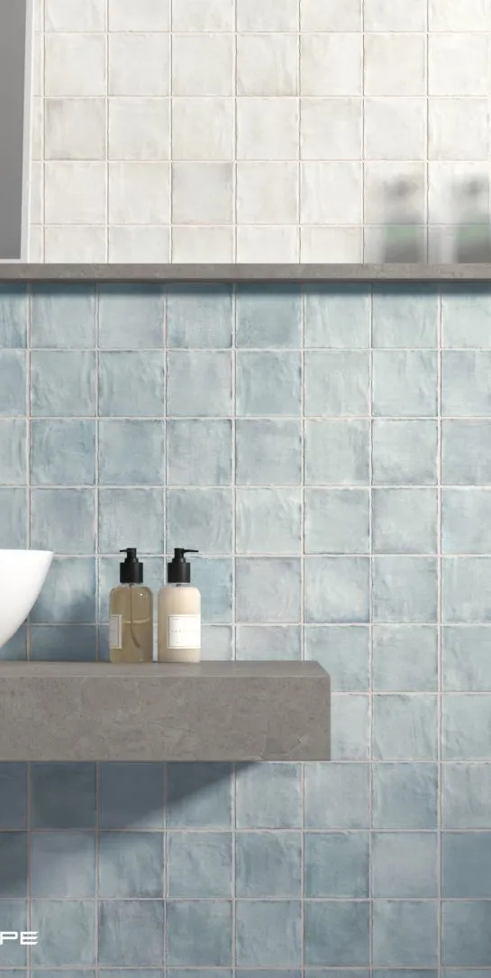 Baño con azulejos efecto monocolor en tonos fríos, colección Sabbia de Equipe