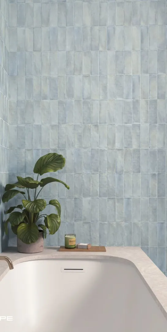Baño con azulejos efecto monocolor en tonos fríos, colección Sabbia de Equipe